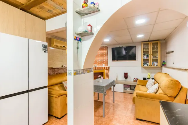 Casa con garaje, terraza y mucho potencial en los ramos — 7