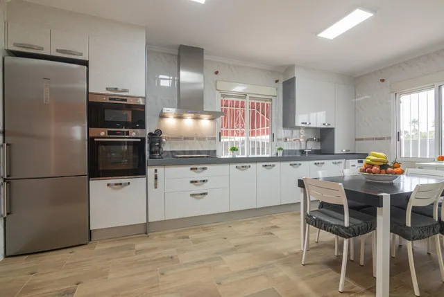 Chalet sito en Valverde con 6 habitaciones, 3 baños, piscina y garaje — 2