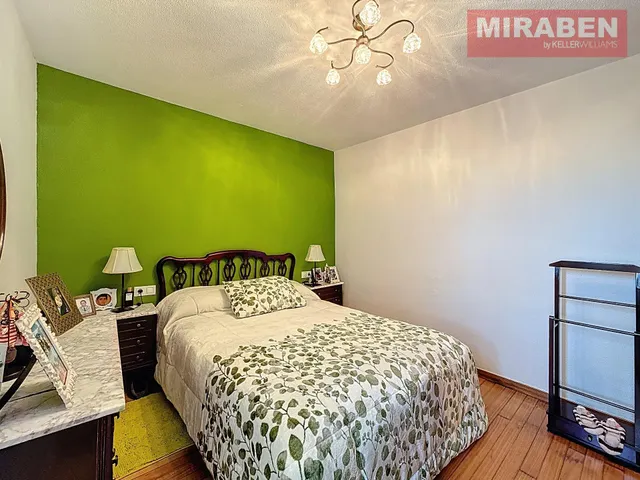 CASA EN VENTA EN RIANXO CON PATIO Y HORREO — 41