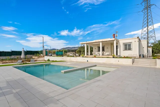Casa con 3 dormitorios y piscina privada en gran parcela en  - foto 3