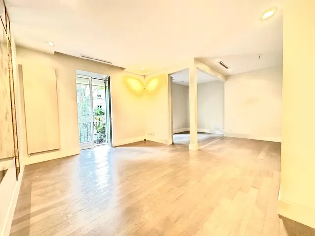 IMPRESIONANTE VIVIENDA EN CLAUDIO CUELLO ESQUINA JORJE JUAN — 21