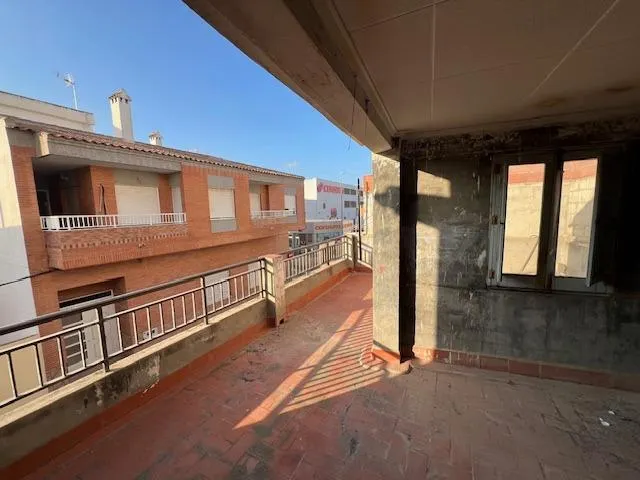 Oportunidad Inmobiliaria en Catral con : Casa Adosada Esquinera con Gran Potencial. — 21
