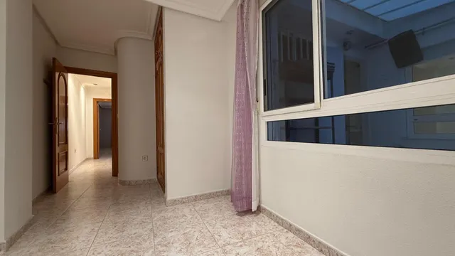 ✨ Piso de 135 m2 en pleno centro de Torrevieja, junto a la Plaza de la Constitución – Amplio, luminoso y con infinitas posibilidades ✨ — 17