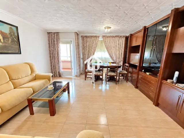 PISO EN VENTA EN ALICANTE. ZONA DE LA FLORIDA. 134m2 CON 4 habitaciones DOBLES, 2 BAÑOS COMPLETOS, TERCERA PLANTA CON ASCNESOR, TERRAZA Y DESPENSA. — 25