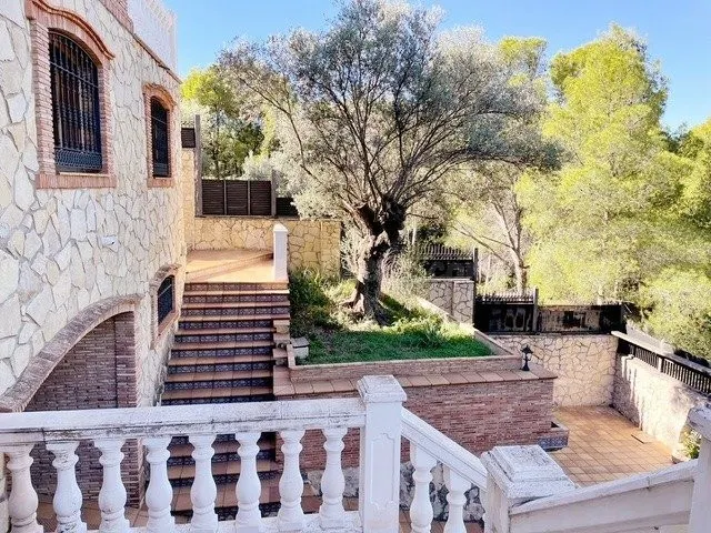 EXCLUSIVA VILLA EN URBANIZACIÓN PRIVADA CON VISTAS A LA MONT - foto 2