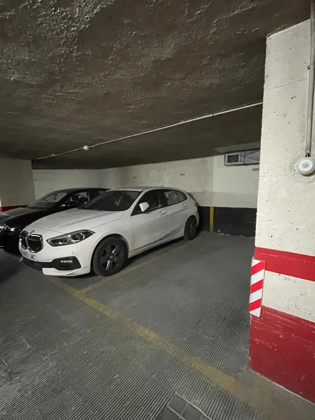 Plaza de garaje para coche pequeño — 9