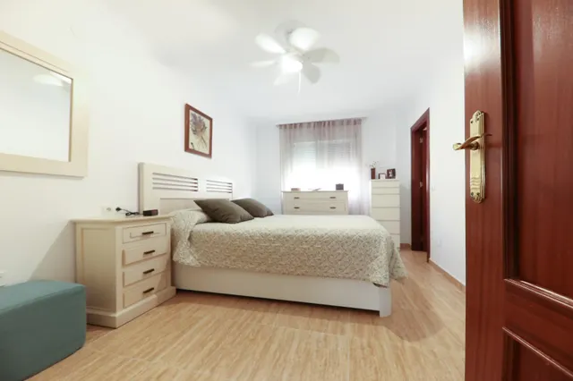 Amplio piso de 3 dormitorios con terraza, garaje y trastero en Las Lagunas — 14