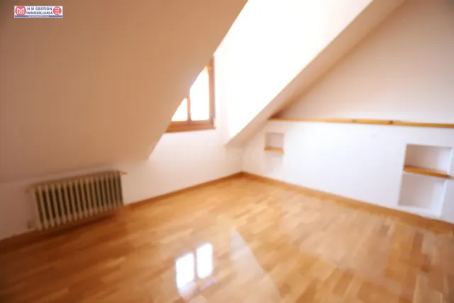 Ático de un dormitorio con aire acondicionado calefacción por  gas, baño y aseo, terraza exterior y plaza de garaje. — 5