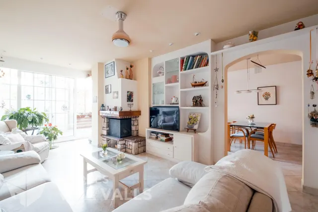 Casa con garaje para 5 coches, 2 terrazas y amplios espacios familiares — 9