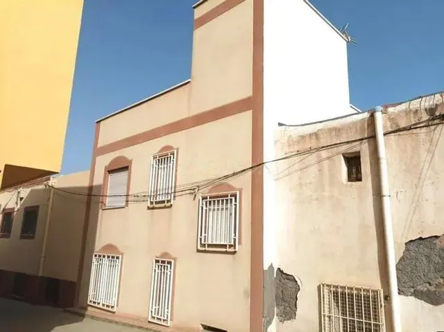 Se vende casa OKUPADA en Calle Aire 3 de Tabernas (Almería). - foto 2