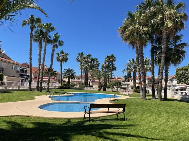 BUNGALOW PLANTA ALTA DE 2 DORMITORIOS Y 1 BAÑO EN ZENIA MAR 