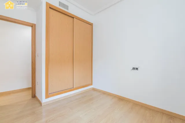 PISO DE 102 METROS CONSTRUIDOS  3 DORMITORIOS, 2 BAÑOS Y VESTIDOR EN EL ALTET — 28