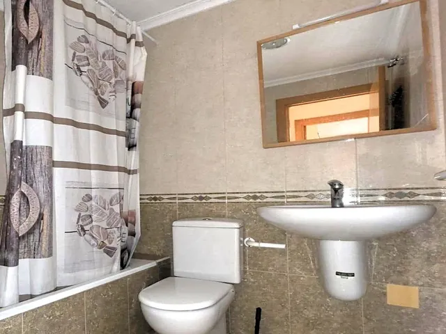 Magnífica y espaciosa casa adosada de 4 plantas (aprox. 176 m2). Varias terrazas y gran zona de piscina comunitaria. Cerca de campos de golf, La Zenia Boulevard, y a poco más de 5 km de las playas. — 22