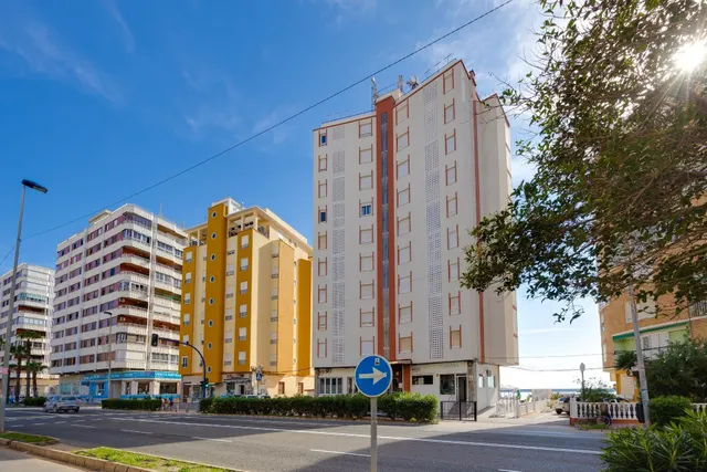 PRECIOSO APARTAMENTO TOTALMENTE REFORMADO CON VISTAS FRONTALES AL MAR — 45