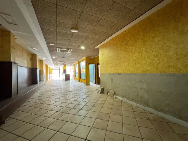 ¿Buscas un espacio listo para arrancar tu panadería-cafetería a solo unos pasos del Mediterráneo? Este amplio local en pleno centro de Pinedo combina la afluencia turística de la playa con la cli — 9