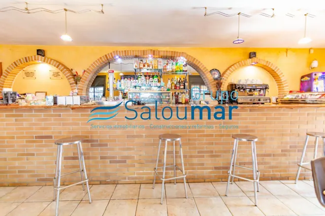 BAR DELANTE DE LA TORRE VELLA DE SALOU — 6