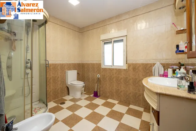 Casa con estupenda ubicación en Armilla. avenida de los ogíjares — 18
