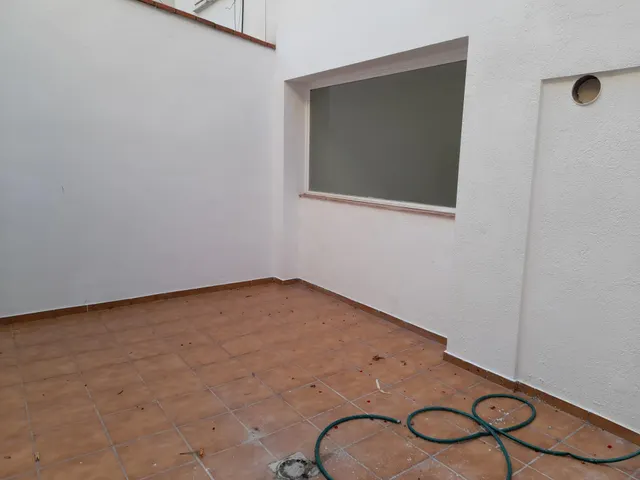 Gran local comercial de 275m2 con patio en la Eixample — 10