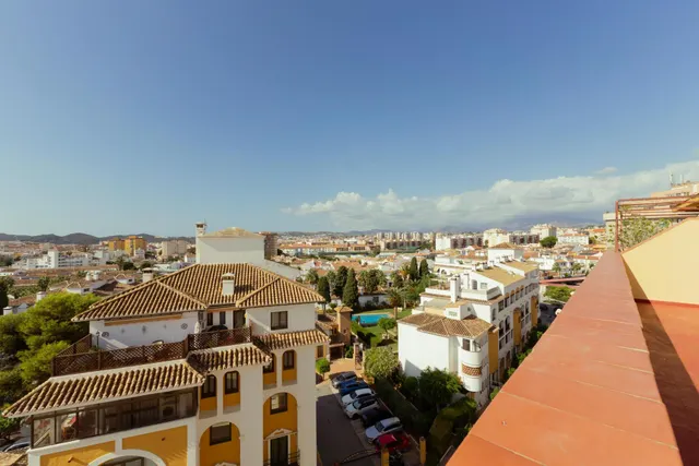 Ático con 100 m2 de espacio exterior, vistas panorámicas y garaje en el centro de Fuengirola – 375.000 € — 28