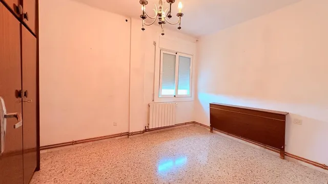 Pis cantoner totalment exterior amb balcó, orientat al sud i ascensor — 14