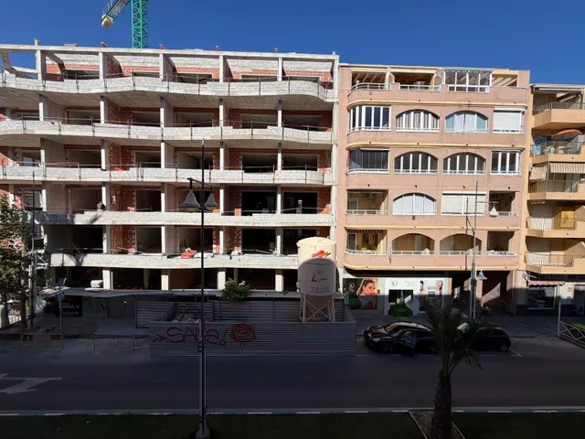 Apartamento reformado con vistas al mar con garaje incluido. 2 dorm. 1 baño. con superficie de 65 m2. playa a 100 metros. — 33