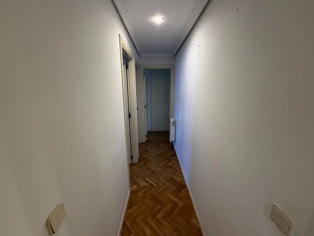 Luminoso piso de 3 dormitorios con piscina, garaje y trastero en el centro de Villanueva del Pardillo — 23