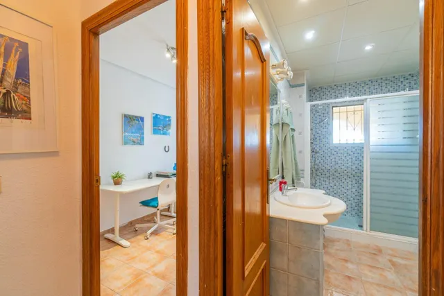 Maravilloso chalet pareado (aprox. 130 m2 + terrazas y garaje) con 4 dormitorios y 2 baños. Amplia parcela privada (516 m2) con jardín y gran piscina. — 32