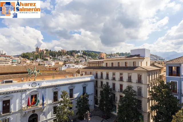 GRAN PISO EN PLAZA DEL CARMEN FRENTE AL AYUNTAMIENTO. — 41