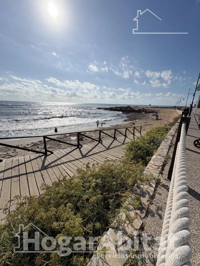 Disfruta del sol y la brisa del mar en este piso reformado con piscina, terraza y parking junto a la playa — 31