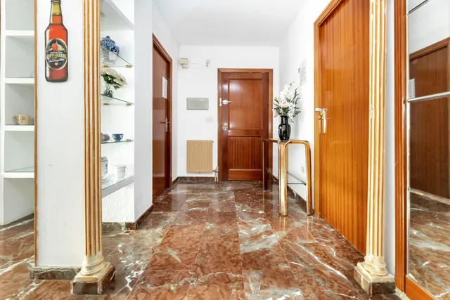 Amplio piso de 4 dormitorios en la prestigiosa urbanización Jardín de la Reina. Garaje y trastero — 2