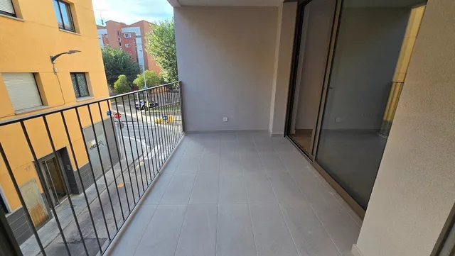 Piso nuevo a estrenar, con terraza, pk, trastero, ascensor y patio comunitario. Súper céntrico. — 11