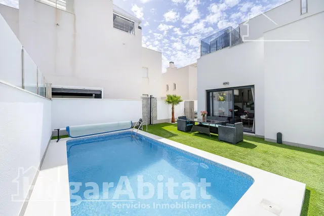 ¡EXTRAORDINARIO CHALET! AMPLIO Y SEMINUEVO CON PISCINA PRIVADA Y TRES TERRAZAS — 36