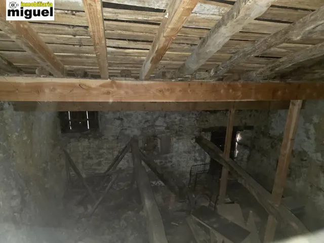Se vende gran casa de piedra con cuadra anexa en Herrerías — 26