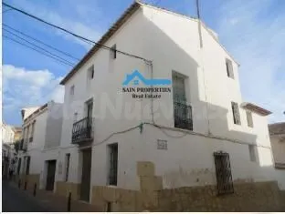 Casa de pueblo en el corazón de La Nucía, ideal para inversi