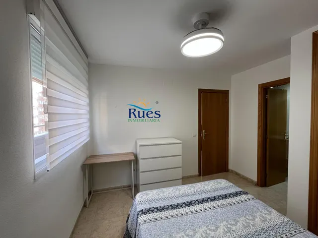 Piso reformado en primera línea del mar con terraza y piscina comunitaria — 25