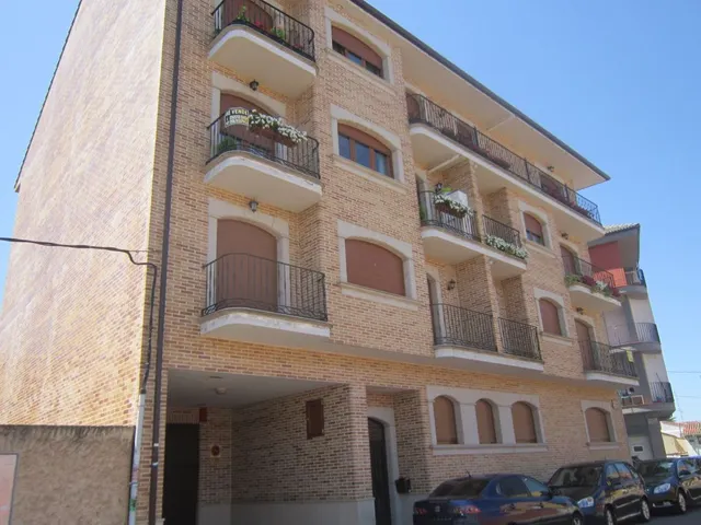 APARTAMENTO, 80 M2, SALÓN, COCINA, 2 HAB., 2 BAÑOS, TRASTERO, 2 P.GARAJE. MUCHAS MEJORAS. EXTERIOR. — 28