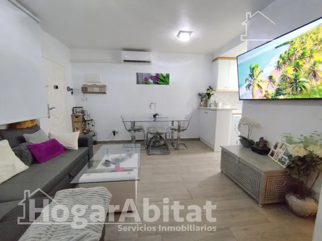 Espacio exterior, luz y privacidad en este adosado reformado en esquina con gran terraza y piscina comunitaria — 11