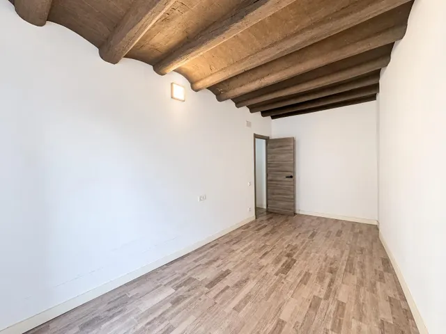 Amplio piso de 6 habitaciones en el centro histórico de Manresa — 8