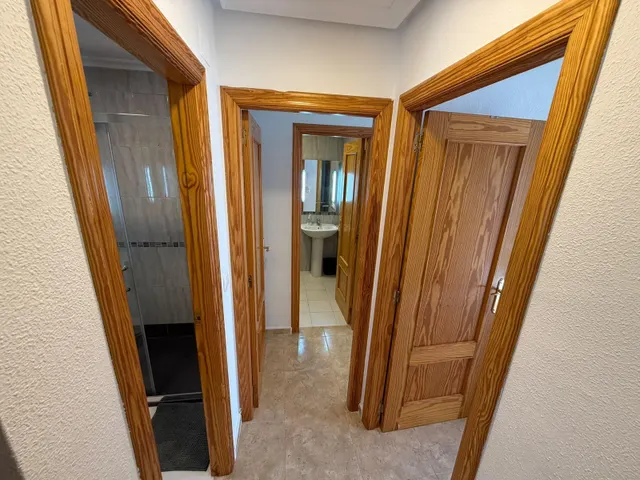 Piso moderno en residencial con solárium y piscina — 12
