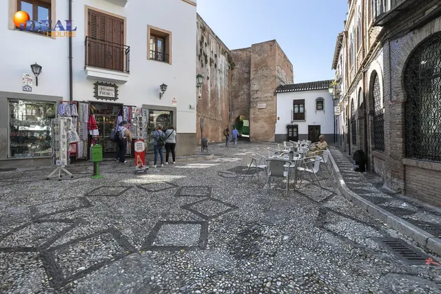 Edificio histórico junto a Plaza Larga, en el corazón del Albaicín (Granada) — 9
