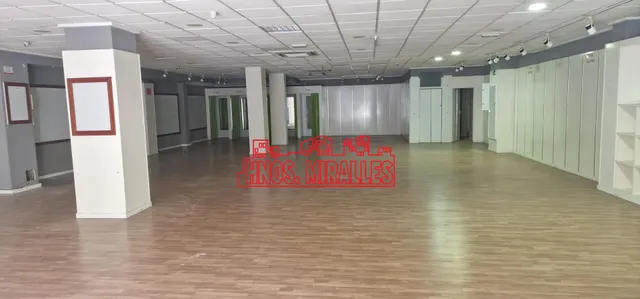 ¡¡MAGNIFICO LOCAL, AMPLIO Y DIAFANO EN ZONA CONCURRIDA DE ELCHE!! — 2