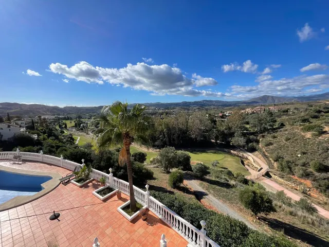 Exclusiva villa en Mijas Golf con vistas a la montaña y piscina privada — 5