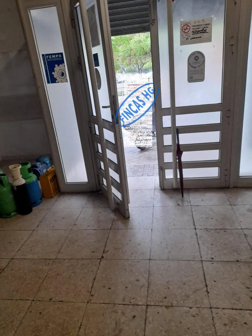 Gran local comercial haciendo esquina de 220m2. en el barrio de Los Ángeles