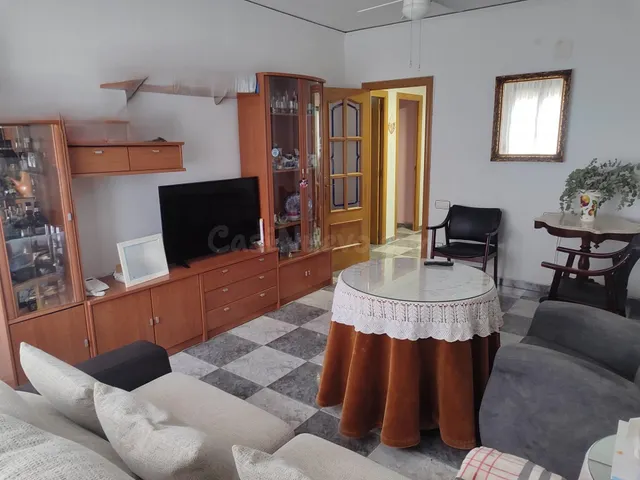 AMPLIA VIVIENDA EN EL CENTRO DE ALMANSA - foto 2