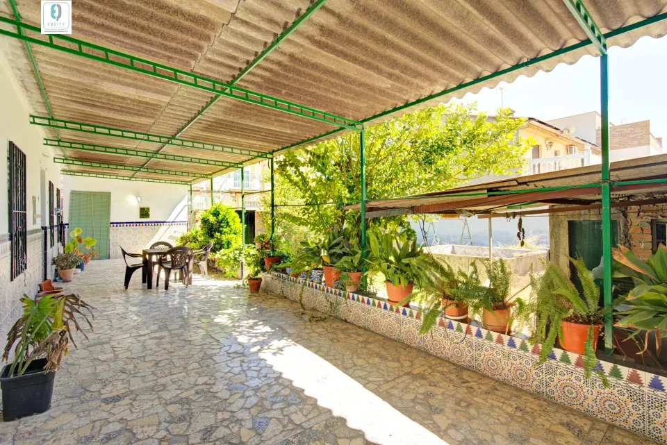 CASA CON TERRENO EN PLENO CENTRO DE ALBOLOTE