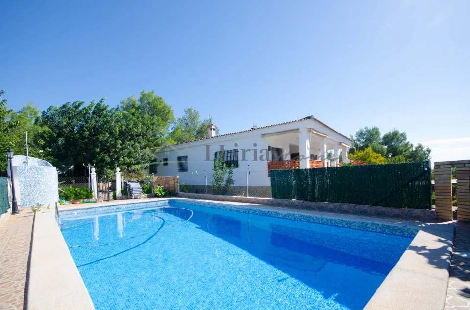 Ref. 04407.- Chalet con dos viviendas independientes, piscina y amplia parcela en Corral de Papel – Llíria