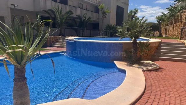 APARTAMENTO CON DOS PISCINAS, GARAJE Y TRASTERO - foto 2
