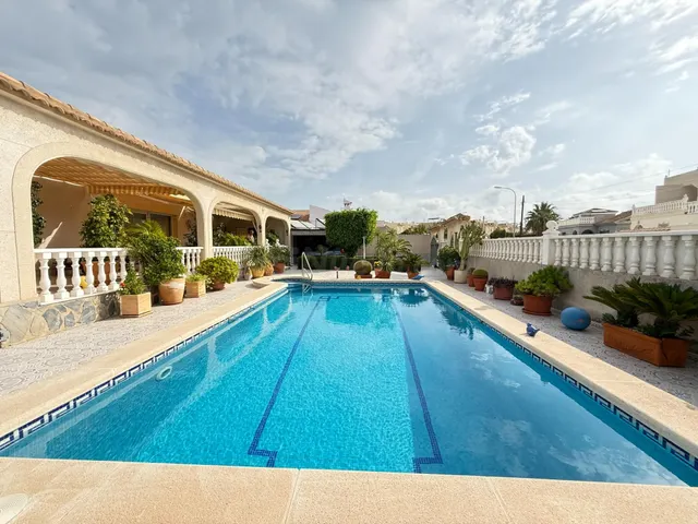 Impresionante Chalet Independiente en El Chaparral, Torrevieja — 2