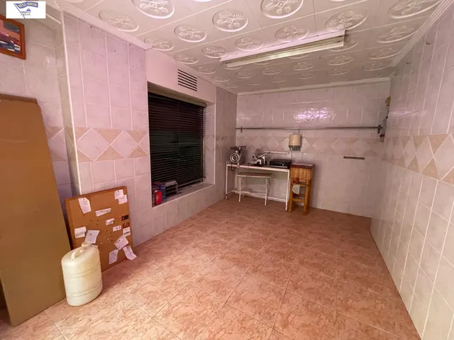 LOCAL ESQUINERO CON POSIBILIDAD DE CONVERSIÓN A VIVIENDA — 16