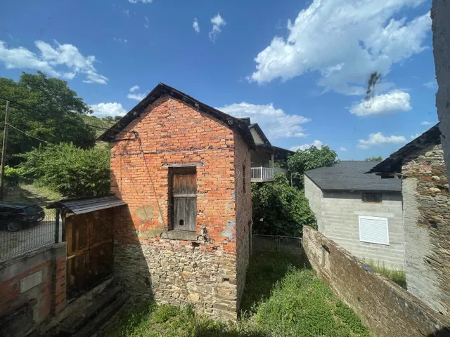 SE VENDE CASA EN CORULLÓN — 21
